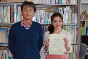 保健学研究科長高倉教授と受賞者の濱畑有衣子さん