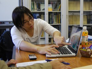 研究について解説する佐藤助教