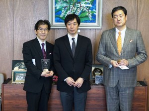 左から、益崎 教授、松下 医学研究科長、藤田 教授