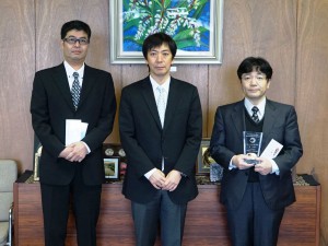 左から、新川 准教授、松下 医学研究科長、要 准教授