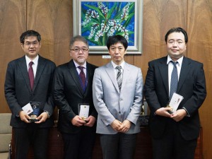 左から、宮里 講師、渡嘉敷 助教、松下 医学研究科長、岡田 講師