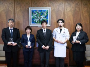 左から、杉本 助教、トーマ 助教、松下 医学研究科長、上原 助教、坂梨 助教